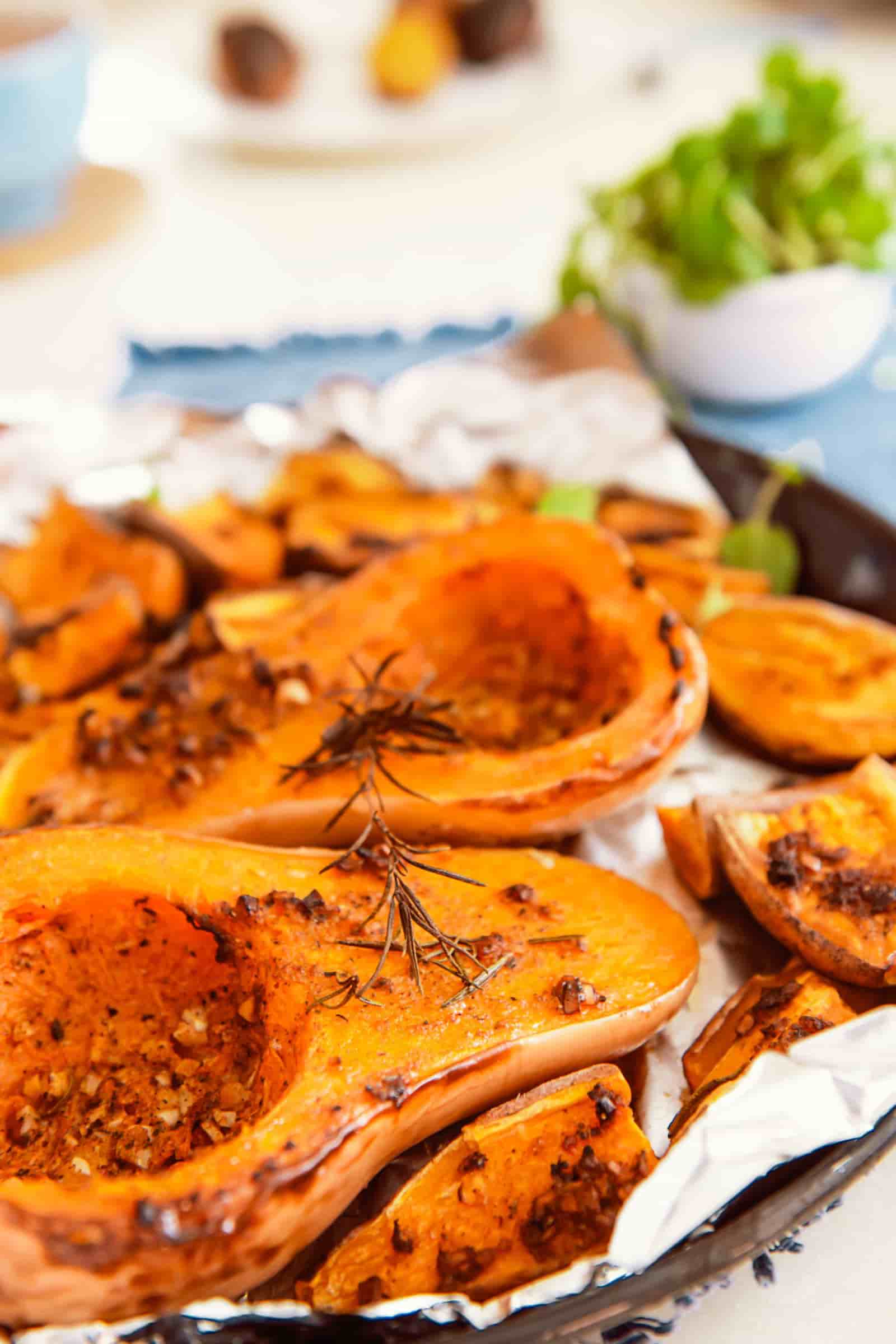 Butternut rôti au kamado : ail, parmesan, romarin