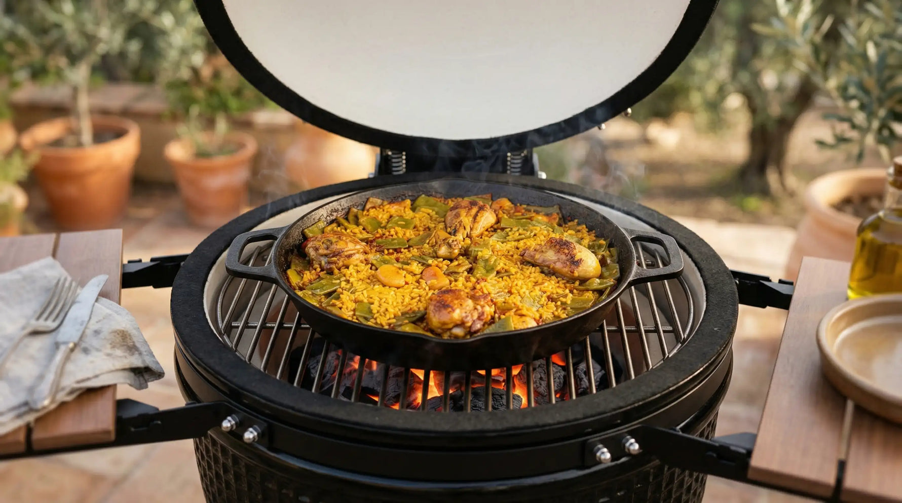 Paella au poulet et légumes cuite au Kamado Forest Grill, cuisson au feu de bois avec chaleur maîtrisée