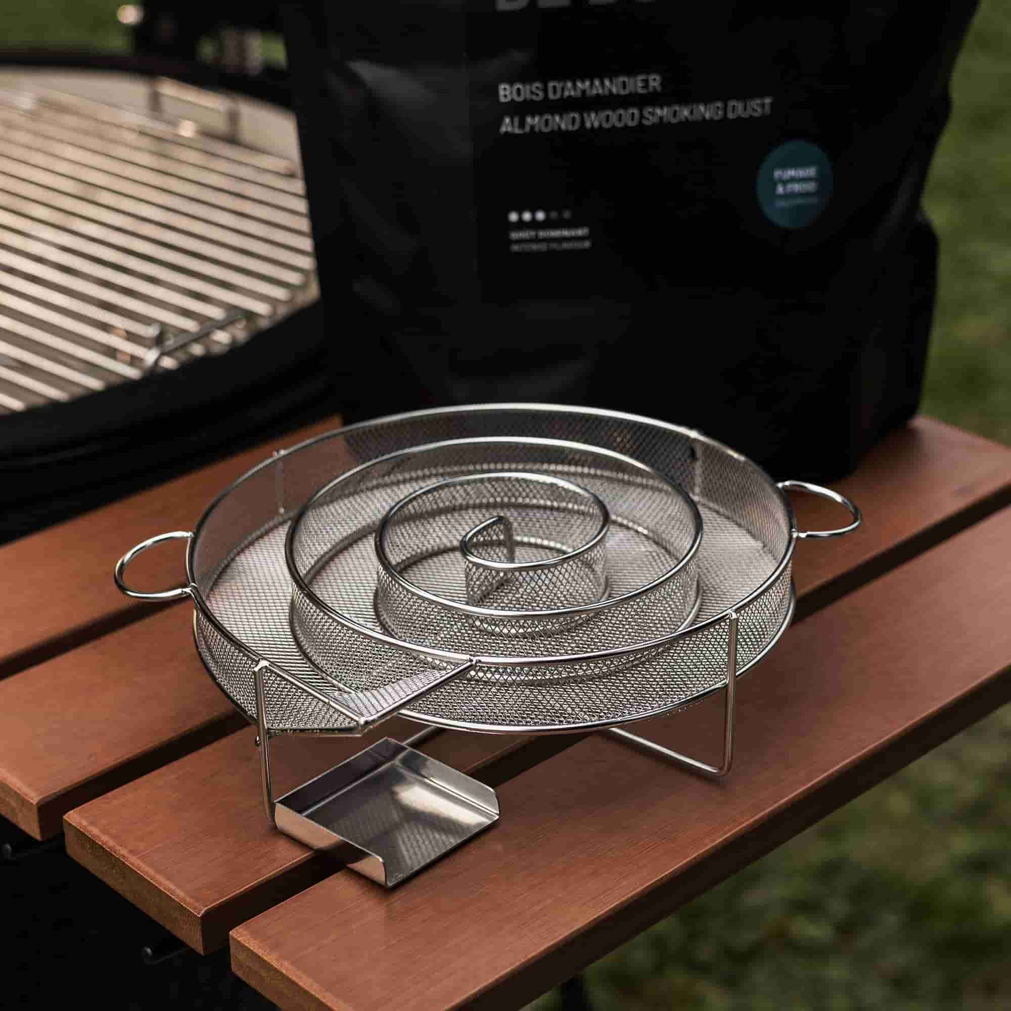 Générateur de fumée inox en forme de spirale.