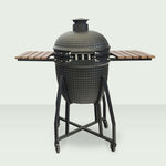 Barbecue Kamado 22" sur chariot en acier avec roulettes et tablettes latérales en bois, au design robuste et élégant.