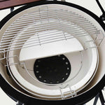 Intérieur du Kamado Forest Grill avec sa grille en inox et ses demi-plaques en céramique pour une cuisson directe ou indirecte maîtrisée.