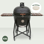 Barbecue Kamado XXL Forest Grill en céramique noire avec tablettes latérales en bois, livré avec une pierre à pizza en cadeau.