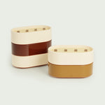 Bougies Totem L Forest — modèles Beige ivoire, Brun terre de sienne et Rouge oxyde, aux parfums Citronnelle & Citron, Citronnelle & Fleur d’oranger et Citronnelle & Géranium, avec mèches en bois et design épuré.