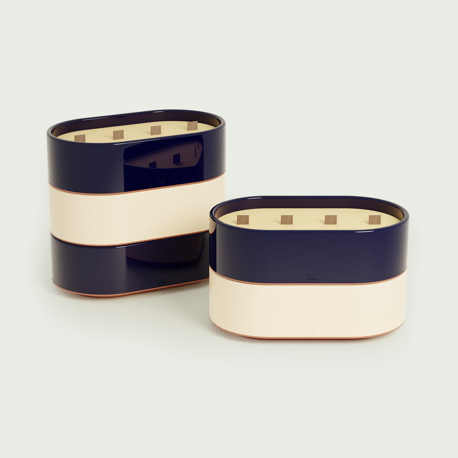 Bougies Totem L Forest en Bleu marine, parfum Citronnelle & Sel de mer, avec mèches en bois et design ovale bicolore pour une touche élégante et apaisante.