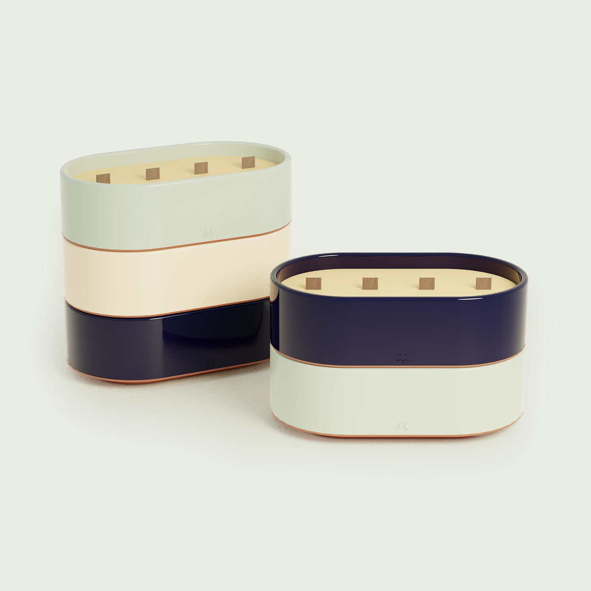 Bougies Totem L Forest en Bleu marine et Vert d’eau, aux parfums Citronnelle & Sel de mer et Citronnelle & Eucalyptus, avec mèches en bois et design bicolore élégant.