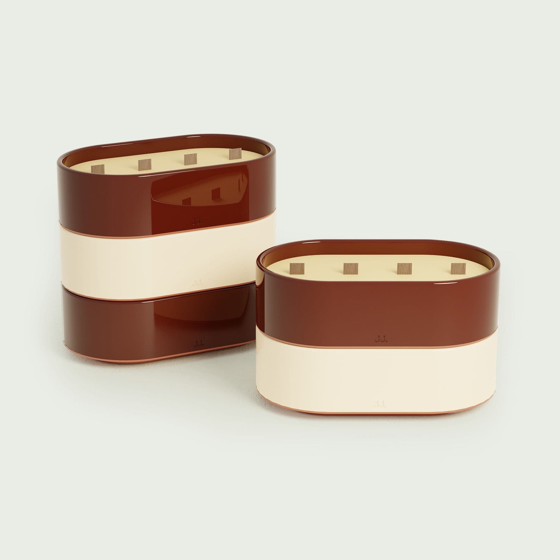 Bougies Totem L Forest en Rouge oxyde, parfum Citronnelle & Géranium, avec mèches en bois et design bicolore beige ivoire pour une ambiance élégante et apaisante.