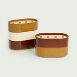 Bougies Totem L Forest en Brun terre de sienne et Beige ivoire, parfums Citronnelle & Fleur d’oranger et Citronnelle & Citron, avec mèches en bois et design élégant à finition brillante.