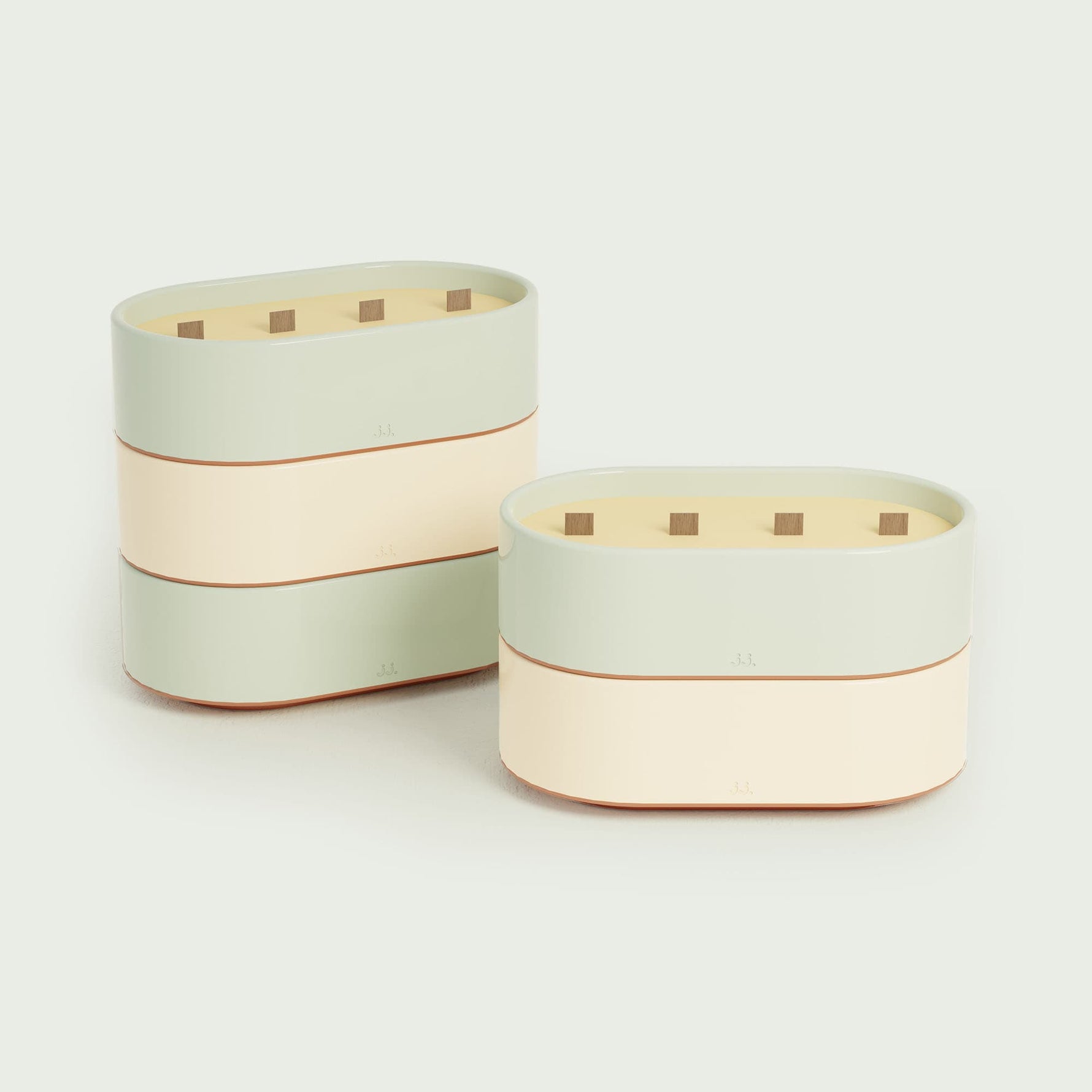 Bougies Totem L Forest en Vert d’eau et Beige ivoire, parfums Citronnelle & Eucalyptus et Citronnelle & Citron, avec mèches en bois et finition brillante pour une touche fraîche et naturelle.