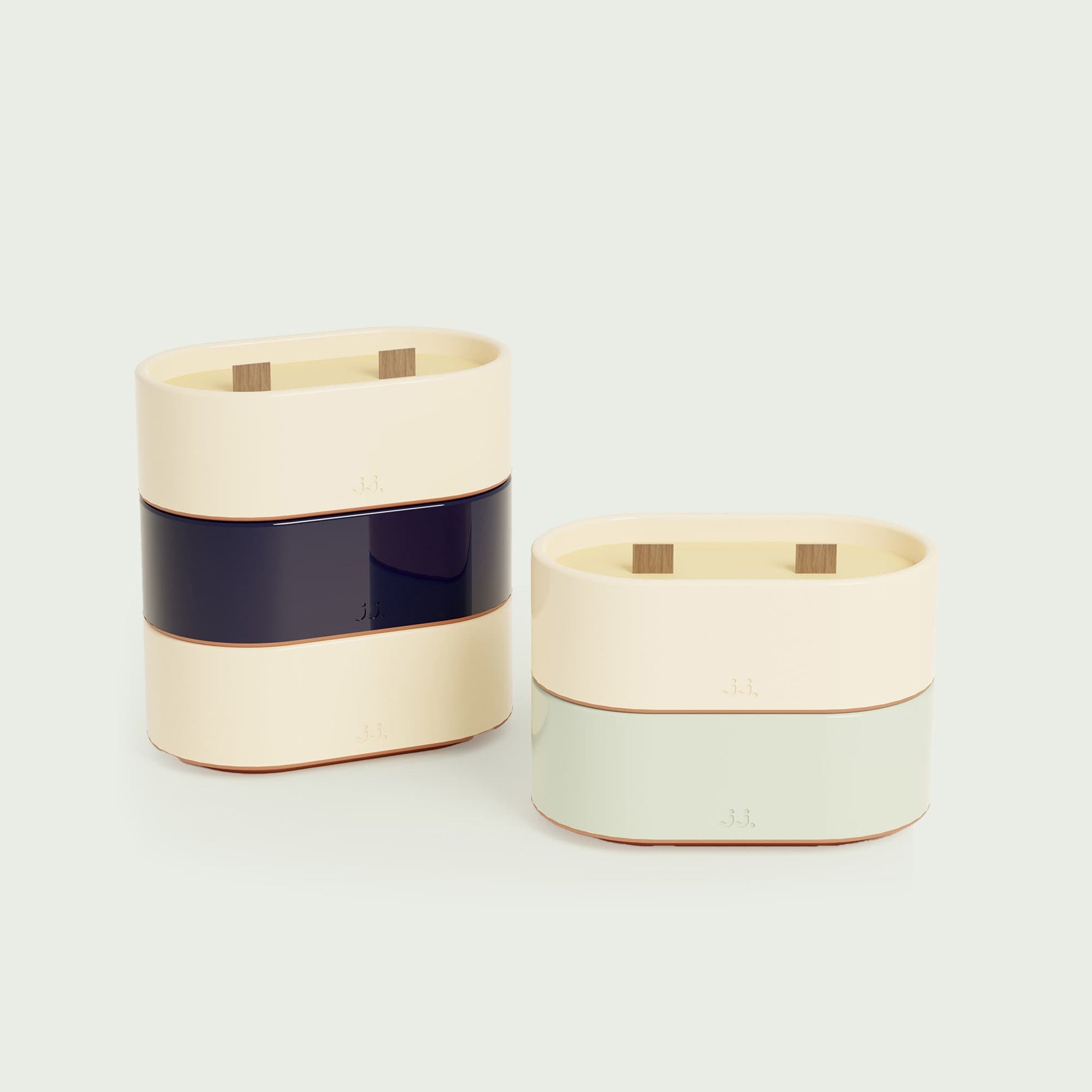 Bougies Totem S Forest en duo Beige ivoire, Bleu marine et Vert d’eau, parfums Citronnelle & Citron, Citronnelle & Sel de mer et Citronnelle & Eucalyptus, avec mèches en bois et finition brillante.