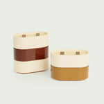 Bougies Totem S Forest en duo Beige ivoire, Rouge oxyde et Brun terre de sienne, parfums Citronnelle & Citron, Citronnelle & Géranium et Citronnelle & Fleur d’oranger, avec mèches en bois et finition brillante.