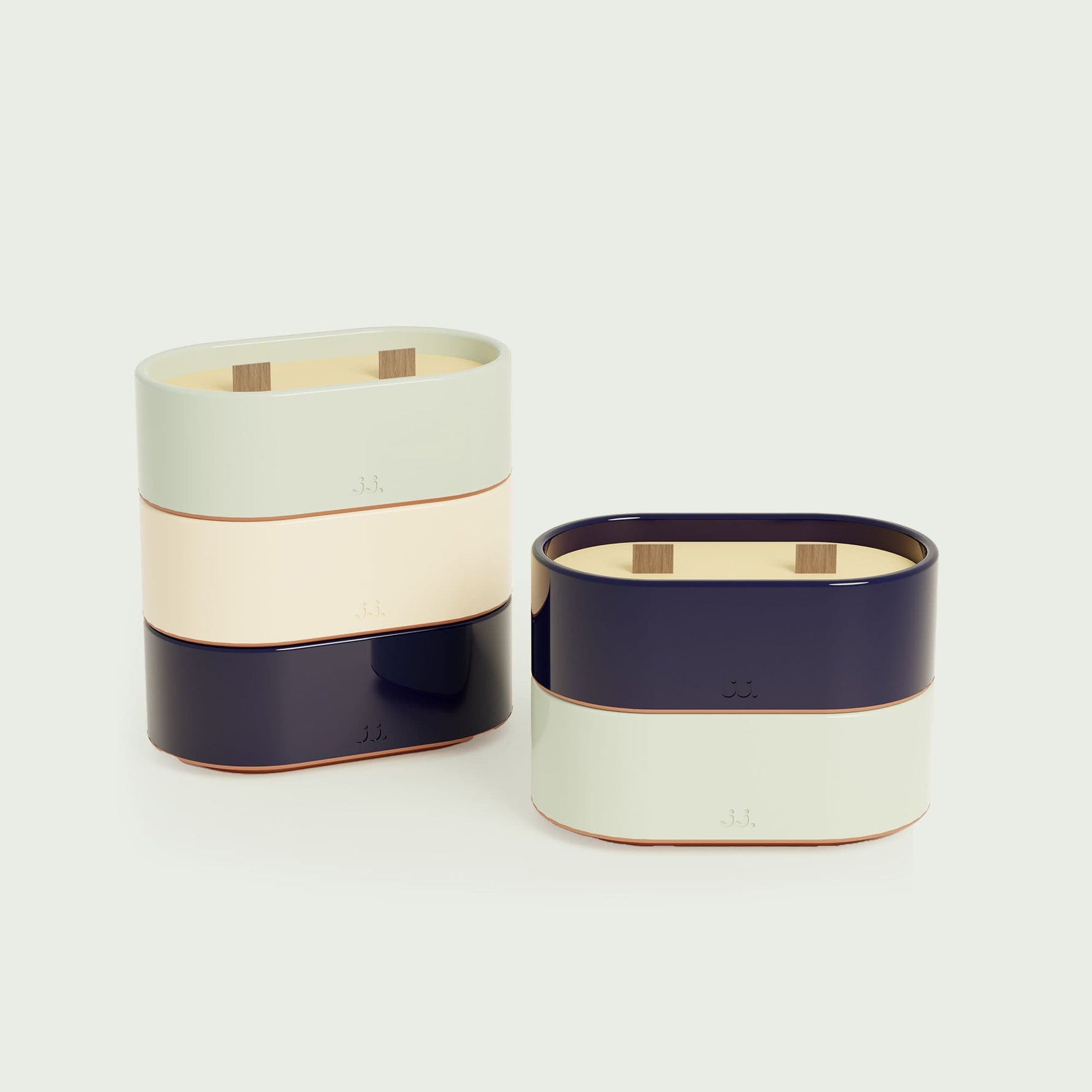 Bougies Totem S Forest en Bleu marine et Vert d’eau, aux parfums Citronnelle & Sel de mer et Citronnelle & Eucalyptus, avec mèches en bois et design bicolore élégant.