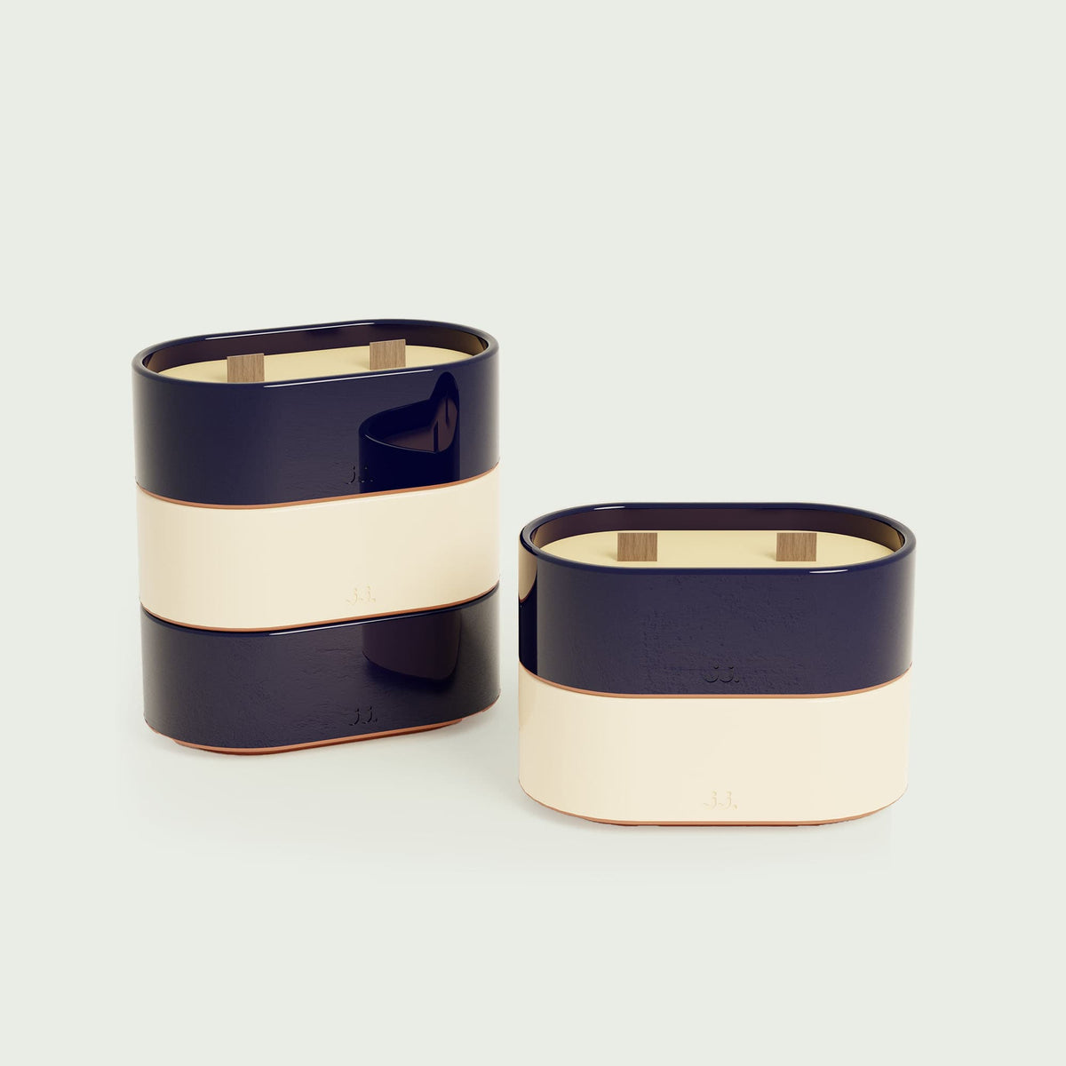 Bougies Totem S Forest en Bleu marine et Beige ivoire, parfum Citronnelle & Sel de mer, avec mèches en bois et finition brillante.