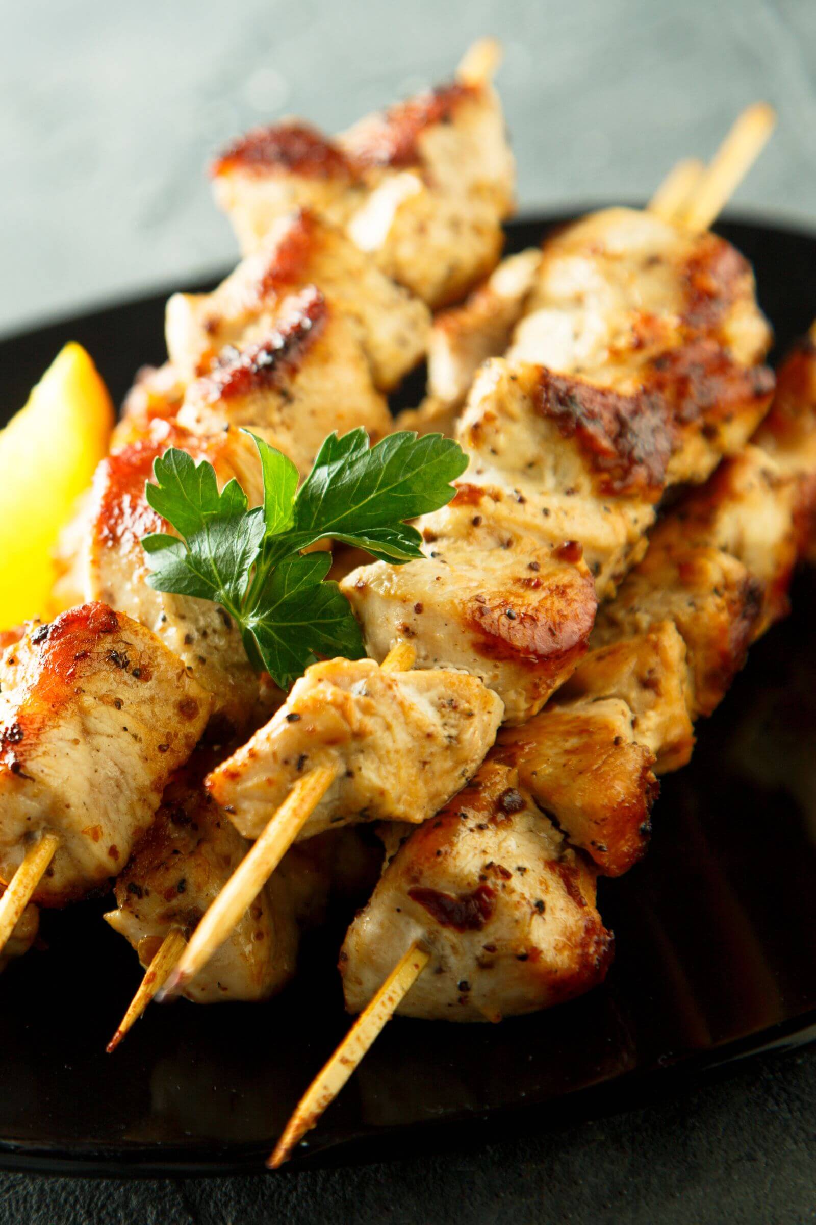 Brochettes de poulet mariné au kamado, cuisson au charbon de bois