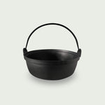 Casserole en fonte noire avec anse, idéale pour les cuissons lentes, mijotées ou les préparations directement sur le Kamado.