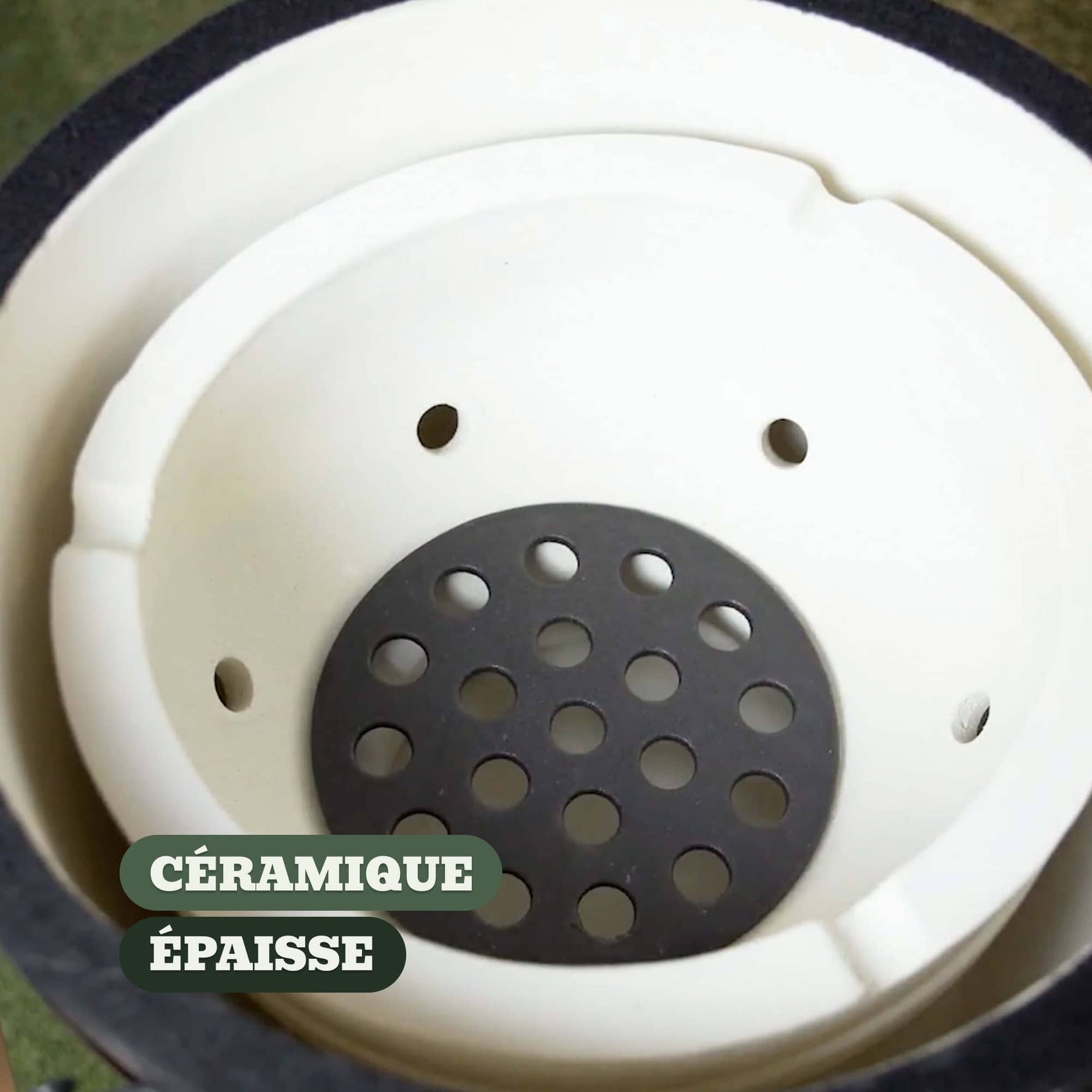 Intérieur du barbecue Kamado Forest Grill avec une céramique épaisse de haute qualité, assurant une excellente rétention de la chaleur et une cuisson homogène.