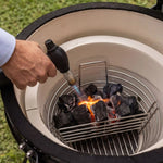 Schnelles Anzünden der Holzkohle mit dem Forest Grill Anzündbrenner in einem Keramikgrill