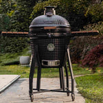 Kamado Forest Grill 22" installé sur son chariot robuste en acier, avec plateaux en bois massif déployés, prêt pour une cuisson en plein air.