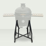 Chariot en métal noir pour Kamado Forest Grill 22", doté de roulettes robustes et d’une structure stable pour faciliter le déplacement et la sécurité lors de la cuisson.