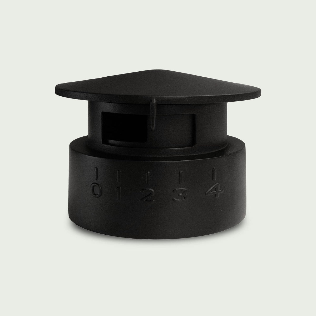 Chapeau de ventilation en fonte pour kamado, présenté de face, avec ouverture réglable et bague numérotée de 0 à 4 pour contrôler le flux d’air.
