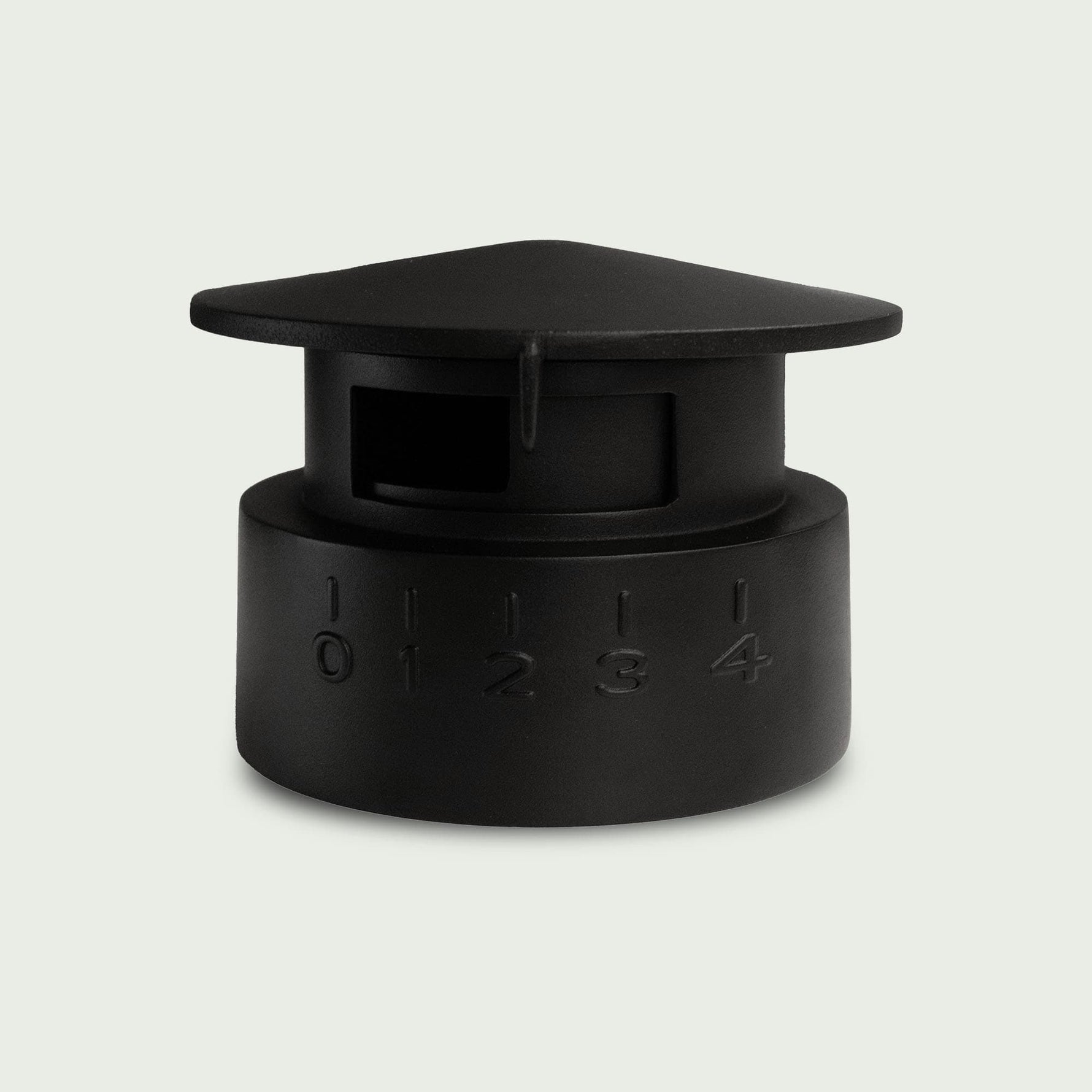 Chapeau de ventilation en fonte pour kamado, présenté de face, avec ouverture réglable et bague numérotée de 0 à 4 pour contrôler le flux d’air.