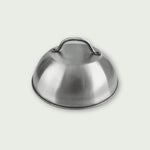 Cloche de cuisson en acier inoxydable avec poignée sur le dessus, présentée sur fond clair, idéale pour maintenir les aliments au chaud sur la plancha ou le barbecue.