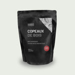 Sac noir contenant des copeaux de bois d’amandier, idéal pour le fumage et la cuisson à chaud au barbecue ou au Kamado.