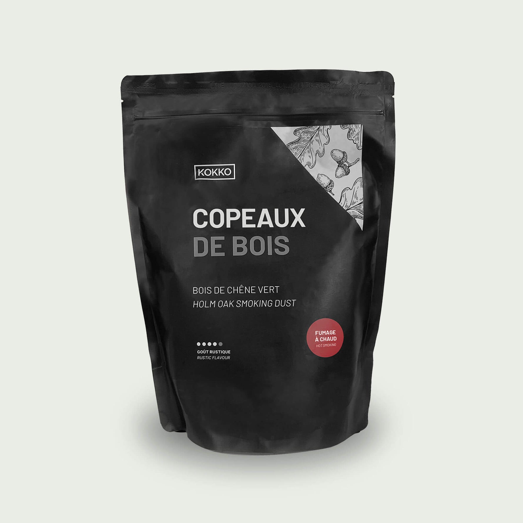 Sac noir contenant des copeaux de bois de chêne, idéal pour le fumage et la cuisson à chaud au barbecue ou au Kamado.