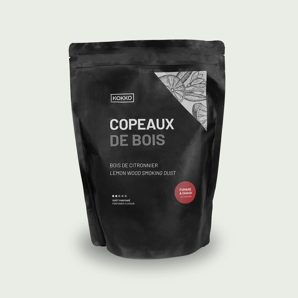 Sac noir contenant des copeaux de bois de citronnier, idéal pour le fumage et la cuisson à chaud au barbecue ou au Kamado.