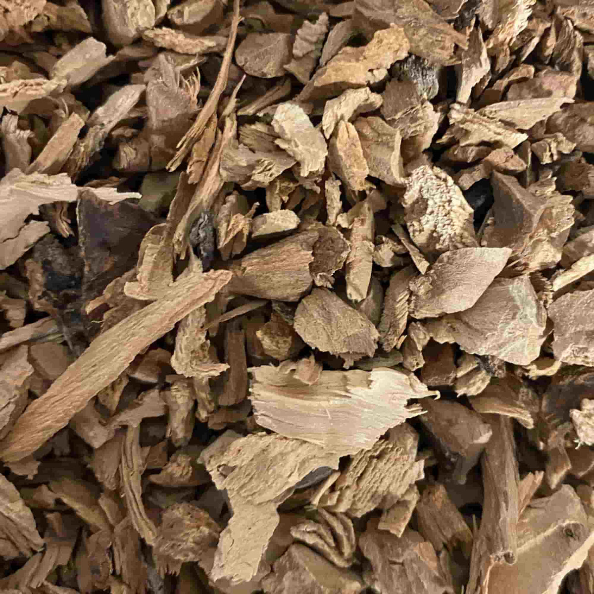 Copeaux de bois naturels utilisés pour le fumage à chaud sur barbecue kamado, pour un arôme authentique et boisé.