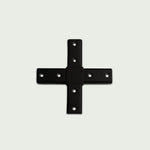 Croix de fixation pour chariot Forest Grill, pièce métallique noire en forme de croix avec trous de vissage, présentée de face sur fond clair.