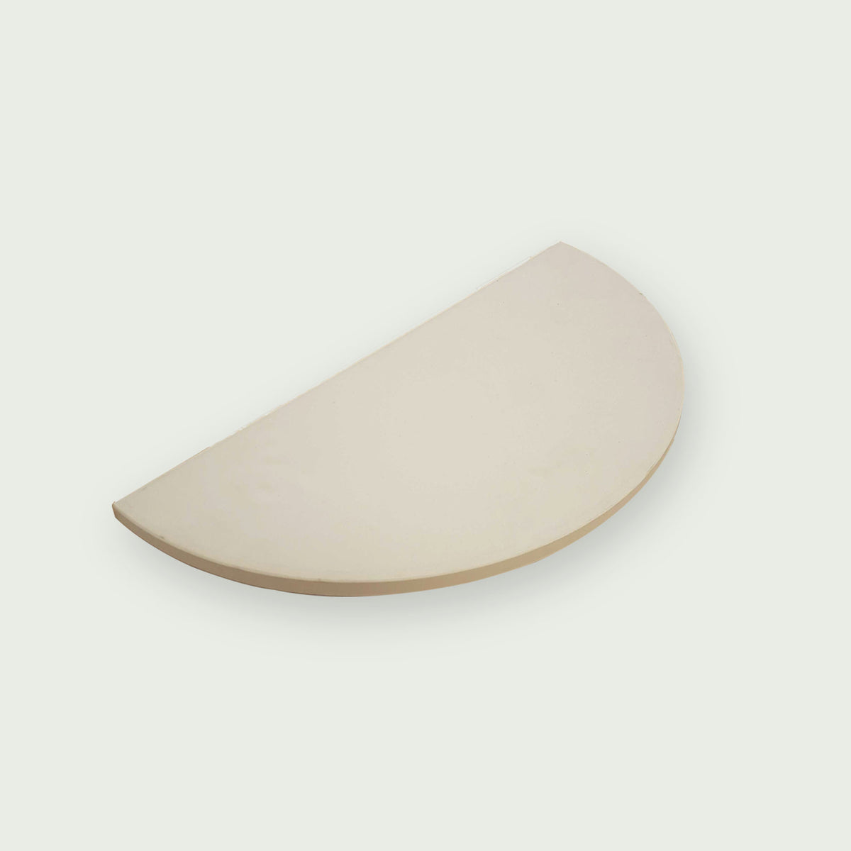 Demi-pierre en céramique résistante à la chaleur, conçue pour le Kamado, idéale pour la cuisson indirecte ou la répartition homogène de la chaleur.