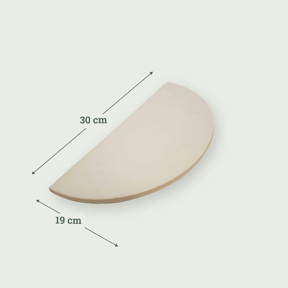 Demi-pierre en céramique de 30 cm sur 19 cm, conçue pour la cuisson indirecte ou la préparation de pizzas dans le Kamado Forest Grill.