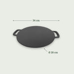Plaque de cuisson ronde en fonte avec poignées latérales, affichée avec ses dimensions : 34 cm de largeur totale et 28 cm de diamètre utile.