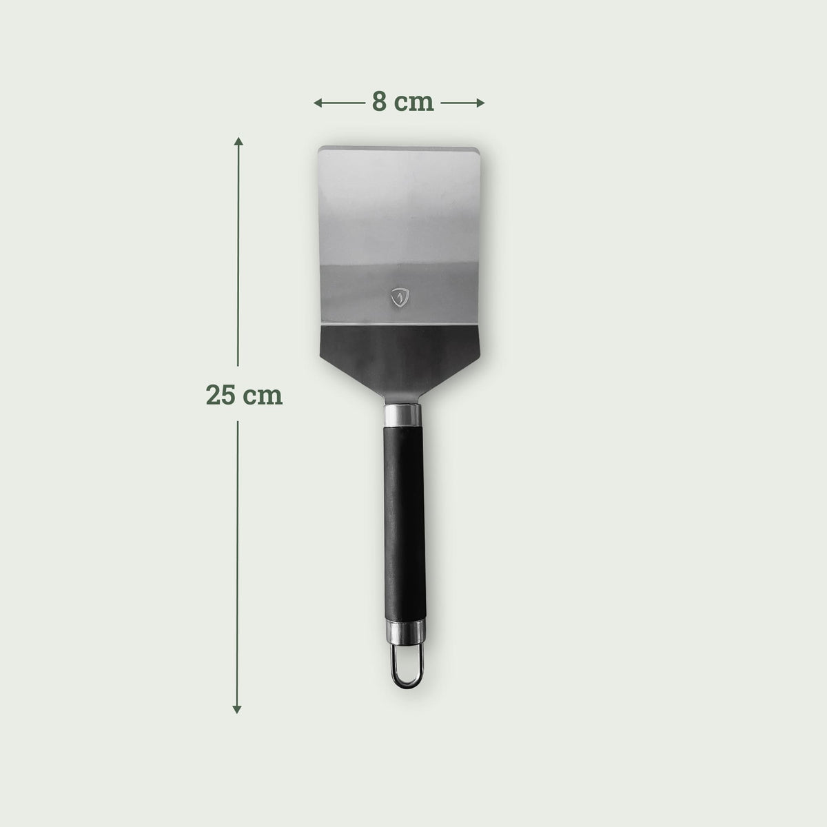 Spatule classique en inox avec manche noir, dimensions 25 cm de long et tête de 8 cm de large.
