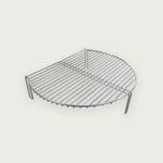 Grille de cuisson, demi-lune avec pieds pliables, conçue comme extension pour barbecue Kamado afin d’ajouter un niveau de cuisson supplémentaire.