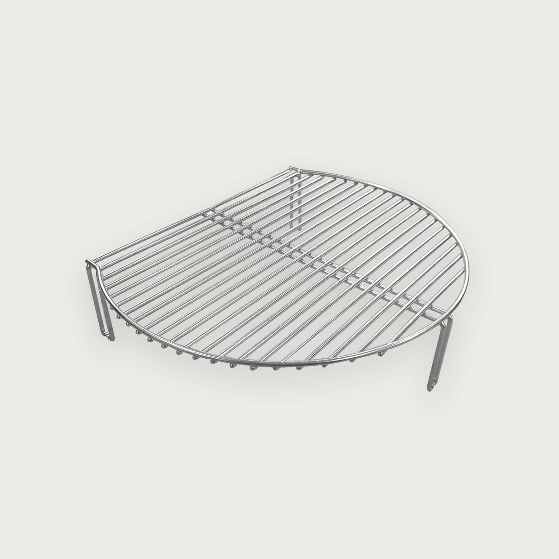 Grille de cuisson, demi-lune avec pieds pliables, conçue comme extension pour barbecue Kamado afin d’ajouter un niveau de cuisson supplémentaire.