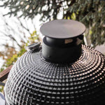 Détail du couvercle du barbecue Kamado Forest Grill avec sortie d’air réglable en fonte, illustrant la finition extérieure en céramique texturée.