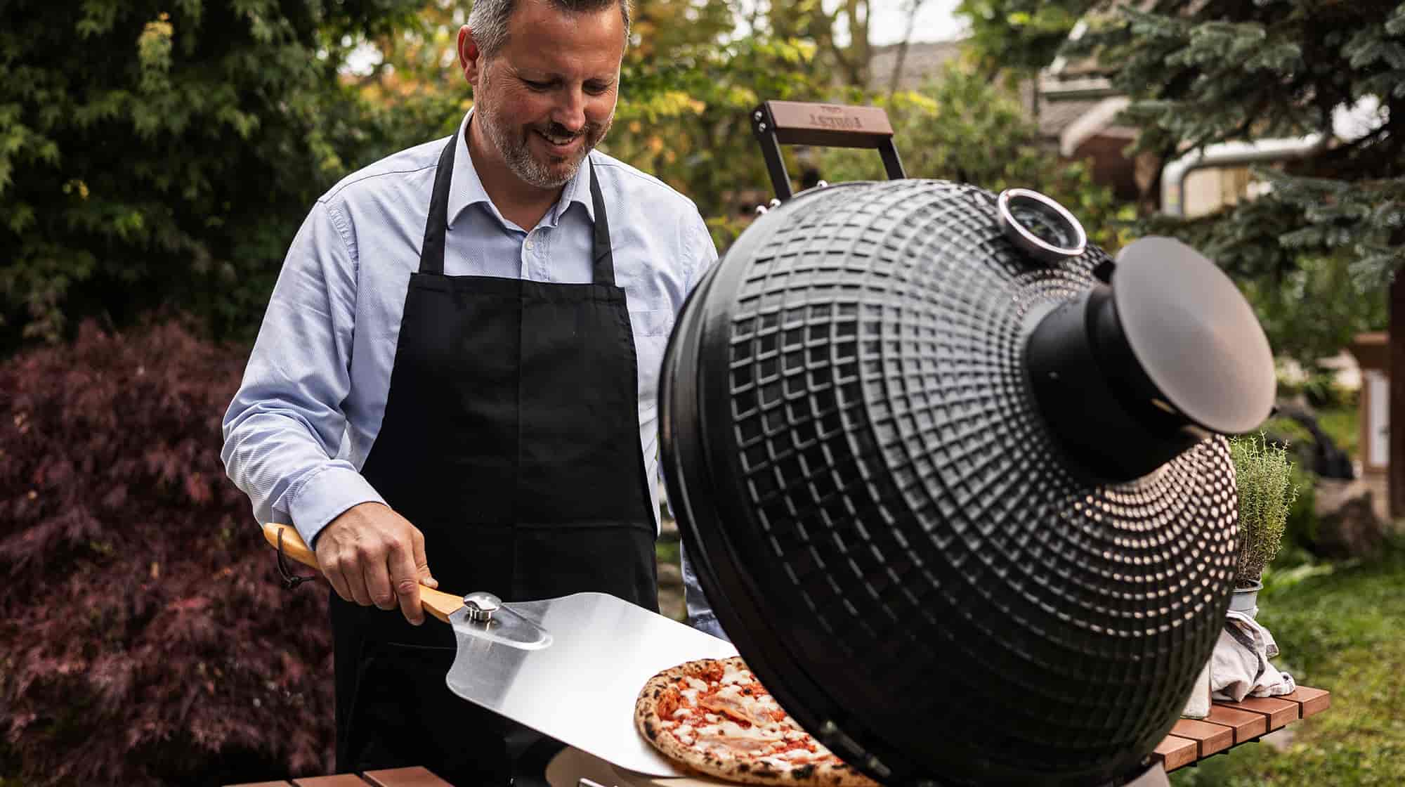 Fabrication soignée du barbecue Kamado Forest Grill, illustrant la qualité des matériaux et la garantie d’un produit durable.