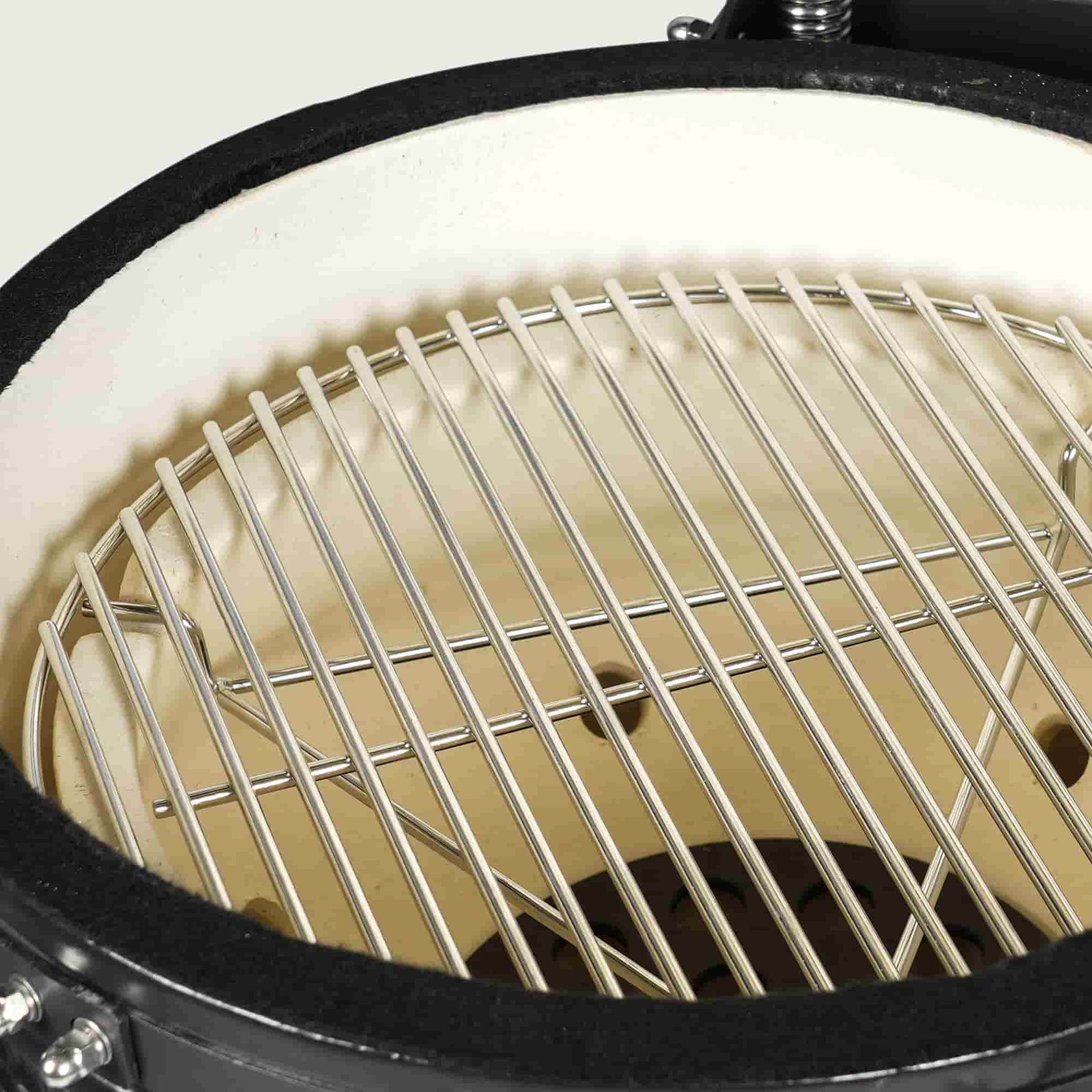 Grille de cuisson en inox installée à l’intérieur du Kamado Kokko Forest 16, idéale pour la cuisson directe au charbon.