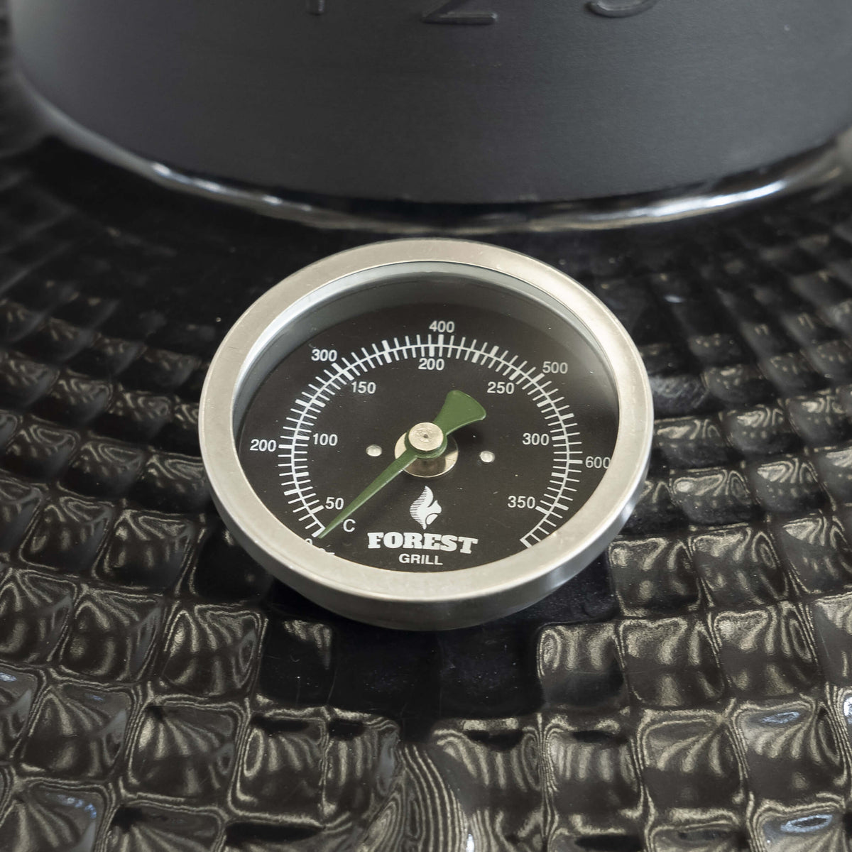 Thermomètre intégré Forest Grill, précis et lisible, permettant un contrôle parfait de la température à chaque cuisson.