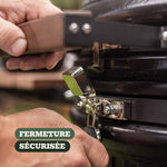Gros plan sur la fermeture sécurisée d’un barbecue Kamado, montrant une main actionnant un loquet métallique robuste pour maintenir le couvercle bien scellé.