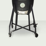 Chariot en acier robuste du Kamado Forest Grill, équipé de roulettes verrouillables pour une stabilité optimale et un déplacement facile.