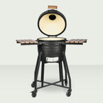 Barbecue Kamado Forestgrill 16" ouvert, avec cuve en céramique noire texturée, intérieur clair, plateaux latéraux en bois et chariot en acier équipé de roulettes.