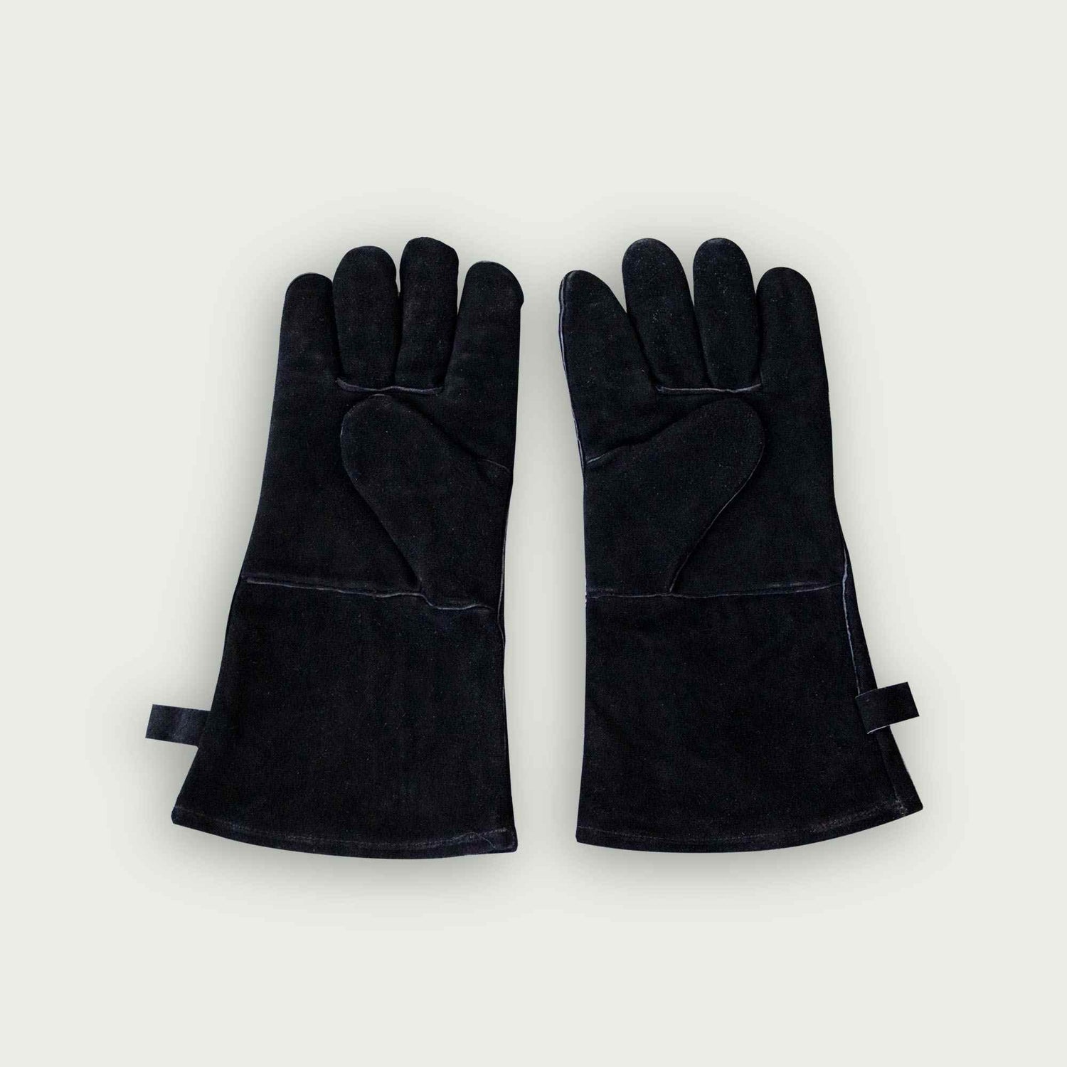 Paire de gants de protection en cuir noir, résistants à la chaleur, conçus pour manipuler en toute sécurité les accessoires et grilles d’un barbecue ou Kamado.
