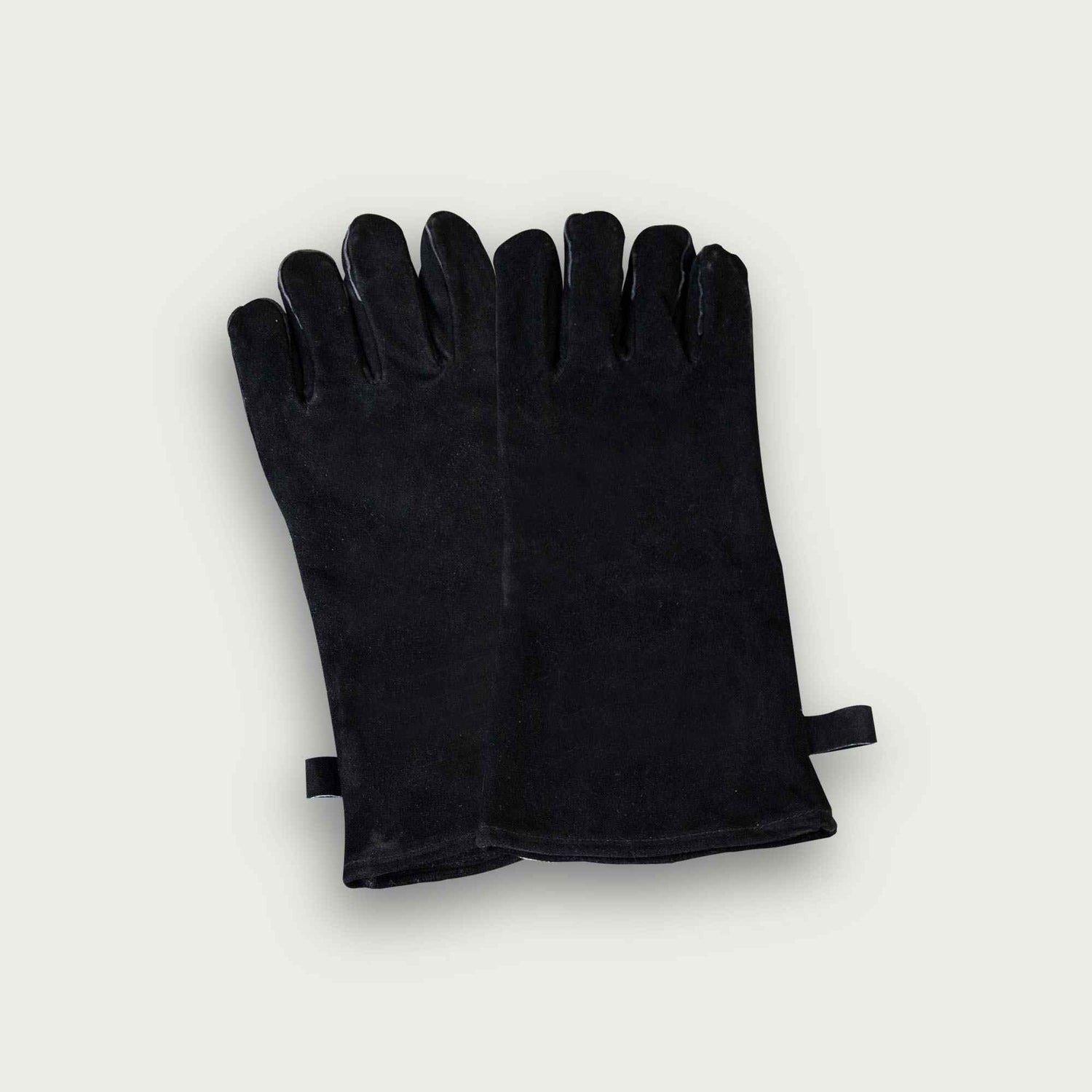 Paire de gants de protection en cuir noir, résistants à la chaleur, conçus pour manipuler en toute sécurité les accessoires et grilles d’un barbecue ou Kamado.