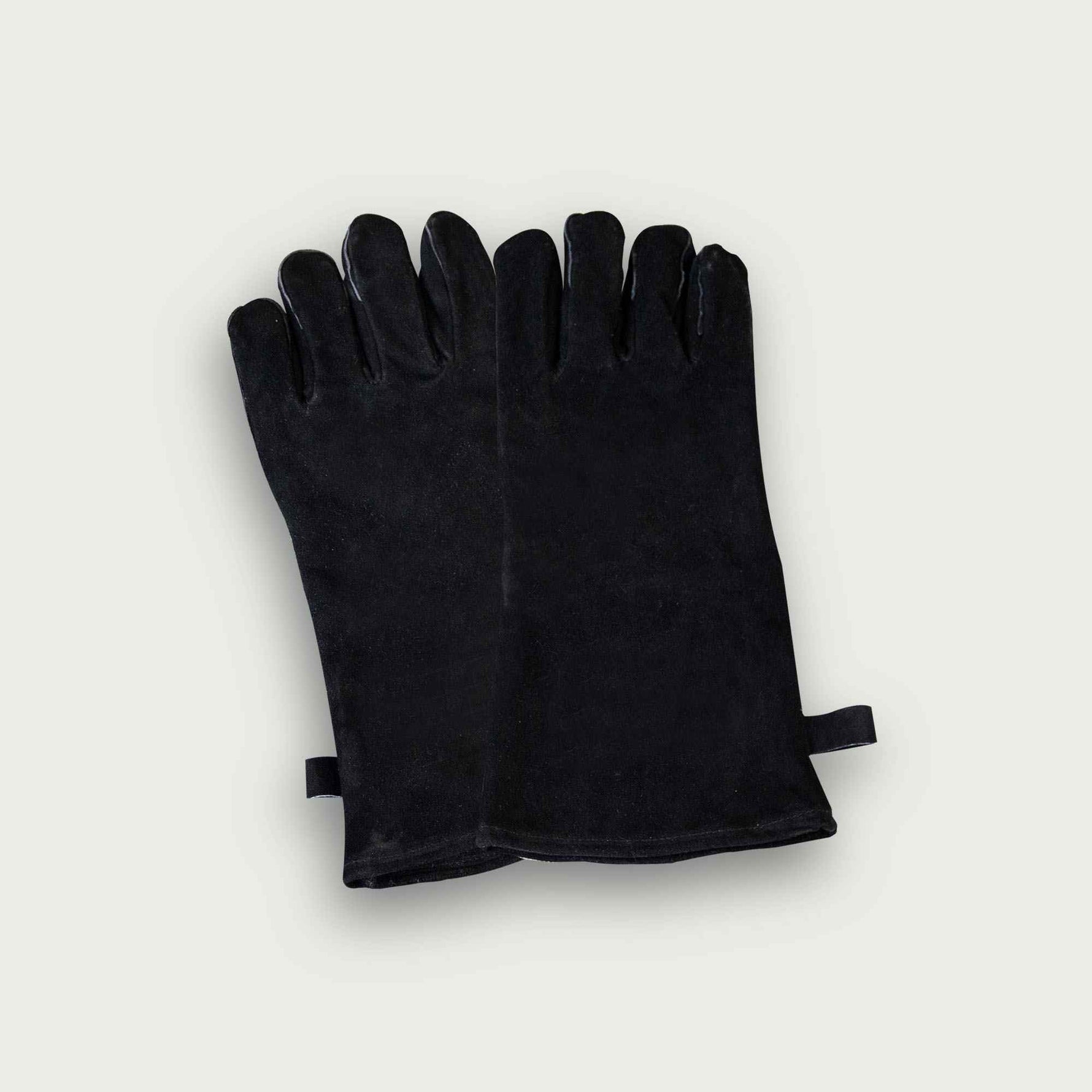 Paire de gants de protection en cuir noir, résistants à la chaleur, conçus pour manipuler en toute sécurité les accessoires et grilles d’un barbecue ou Kamado.