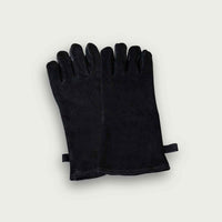 Paire de gants de protection en cuir noir, résistants à la chaleur, conçus pour manipuler en toute sécurité les accessoires et grilles d’un barbecue ou Kamado.