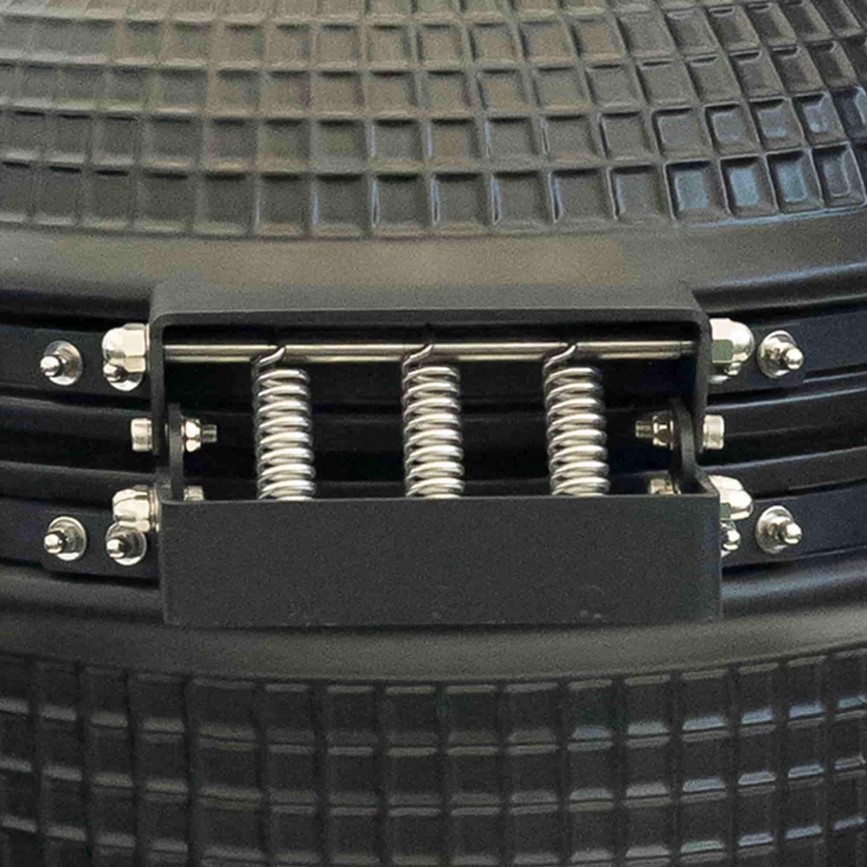 Détail de la charnière à ressorts en acier inoxydable du barbecue Kamado Forest Grill, garantissant une ouverture fluide et durable du couvercle.