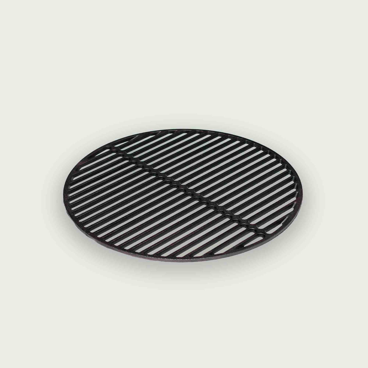 Grille de cuisson ronde en fonte noire, conçue pour une répartition uniforme de la chaleur et des marques de grillage parfaites sur le barbecue ou le Kamado.