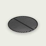 Grille de cuisson ronde en fonte noire, conçue pour une répartition uniforme de la chaleur et des marques de grillage parfaites sur le barbecue ou le Kamado.